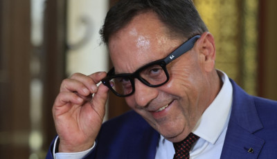 Szintet lépett Pócs János - Hétfőn már egy beépített kamerás Ray-Ban Meta szemüvegben ült be a Parlamentbe