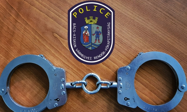 K&eacute;szp&eacute;nzt lopott, majd a rendőr&ouml;k elől az otthoni &aacute;gyneműtart&oacute;ban b&uacute;jt el
