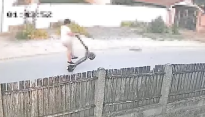 Hatalmasat bukott roller&eacute;vel egy fiatal, &eacute;letvesz&eacute;lyes s&eacute;r&uuml;l&eacute;seket szenvedett &ndash; VIDE&Oacute;