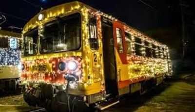 H&eacute;tv&eacute;g&eacute;n hi&aacute;ba v&aacute;rt&aacute;k a gyerekek a M&Aacute;V f&eacute;nyvonat&aacute;t, lerobbant az &uuml;nnepi kocsi