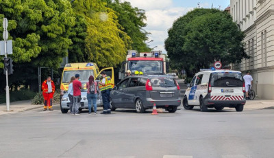 &Ouml;ssze&uuml;tk&ouml;z&ouml;tt k&eacute;t g&eacute;pkocsi Baj&aacute;n