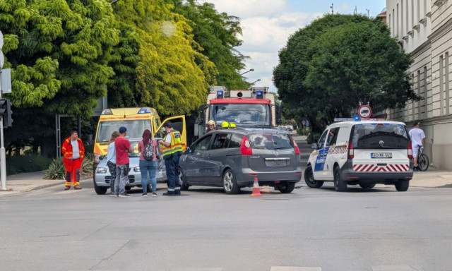 &Ouml;ssze&uuml;tk&ouml;z&ouml;tt k&eacute;t g&eacute;pkocsi Baj&aacute;n