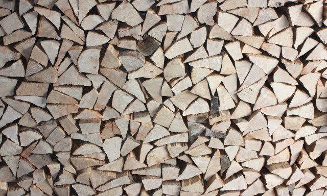 Egyre t&ouml;bb tűzifacsal&oacute; jelenik meg