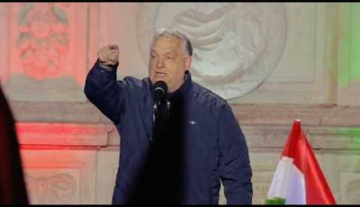 P&aacute;nc&eacute;lozott aut&oacute;ra v&aacute;ltott Orb&aacute;n az orsz&aacute;gj&aacute;r&aacute;s k&ouml;zep&eacute;n