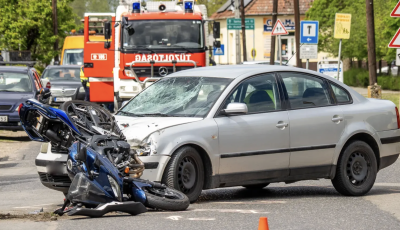 Motoros &uuml;tk&ouml;z&ouml;tt szem&eacute;lyaut&oacute;val T&aacute;zl&aacute;ron