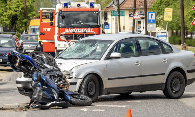 Motoros &uuml;tk&ouml;z&ouml;tt szem&eacute;lyaut&oacute;val T&aacute;zl&aacute;ron