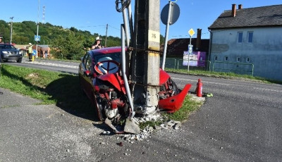 Villanyoszlopnak hajtott egy szem&eacute;lyg&eacute;pkocsi Kecskem&eacute;ten