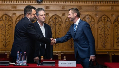 Sonnevend P&aacute;l kapta a parlamenti bizotts&aacute;g t&aacute;mogat&aacute;s&aacute;t az alkotm&aacute;nyb&iacute;r&oacute;i posztra