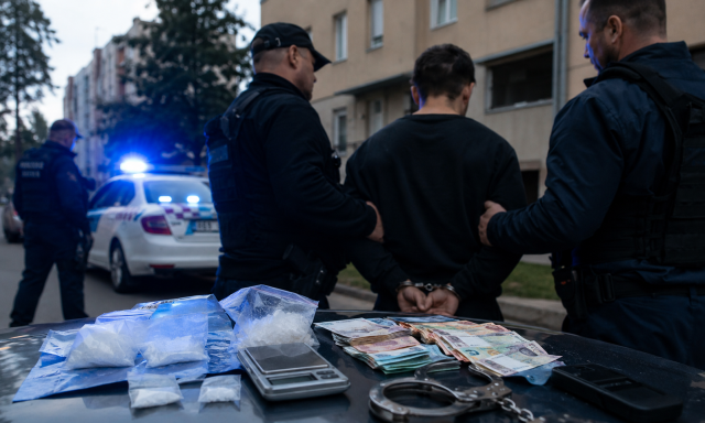 Drogkereskedőt fogtak a rendőr&ouml;k Kiskunf&eacute;legyh&aacute;z&aacute;n, lopott szajr&eacute;val is lehetett n&aacute;la fizetni
