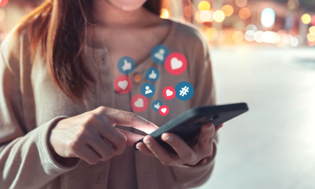 &Aacute;tszabja fel&uuml;let&eacute;t a Facebook - &Uacute;j h&iacute;rfolyam, &uacute;j funkci&oacute;k, Instagram-szerű megold&aacute;sok