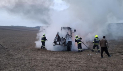 Szalm&aacute;t rakod&oacute; munkag&eacute;p &eacute;gett Kiskunf&eacute;legyh&aacute;za k&uuml;lter&uuml;let&eacute;n