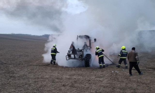 Szalm&aacute;t rakod&oacute; munkag&eacute;p &eacute;gett Kiskunf&eacute;legyh&aacute;za k&uuml;lter&uuml;let&eacute;n