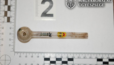 Bekrist&aacute;lyozva &uuml;lt aut&oacute;ba, majd nekiesett egy f&eacute;rfinak a pressz&oacute; terasz&aacute;n