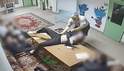 Kirángatta a padból, rátaposott és megrúgta - Videón, ahogy a Szőlő utcai igazgató bántalmaz egy fiatalt