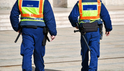 Rendőrnek adt&aacute;k ki magukat - &Eacute;kszereket raboltak a főt&eacute;ren