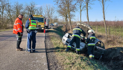 &Aacute;rokba sodr&oacute;dott &eacute;s a tetej&eacute;re borult egy szem&eacute;lyaut&oacute; Kecel hat&aacute;r&aacute;ban
