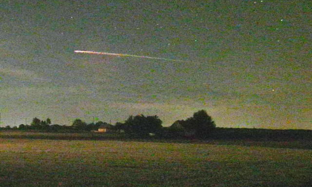 Űrszem&eacute;t vil&aacute;g&iacute;totta be az &eacute;jszakai eget - VIDE&Oacute;