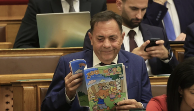 D&ouml;rm&ouml;gő D&ouml;m&ouml;t&ouml;rrel a kez&eacute;ben jelent meg P&oacute;cs J&aacute;nos a parlamentben