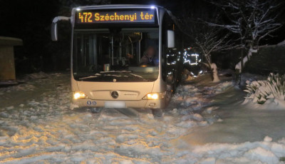 &Uacute;tr&oacute;l lecs&uacute;szott aut&oacute;buszokat &eacute;s szem&eacute;lyg&eacute;pkocsikat mentettek a tűzolt&oacute;k