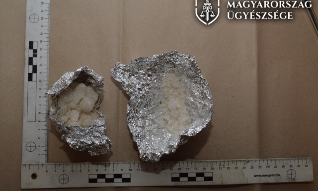 Csal&aacute;di drog&uuml;zletből lett egyszem&eacute;lyes biznisz: krist&aacute;lyt &eacute;s marihu&aacute;n&aacute;t is &aacute;rult a kecskem&eacute;ti f&eacute;rfi