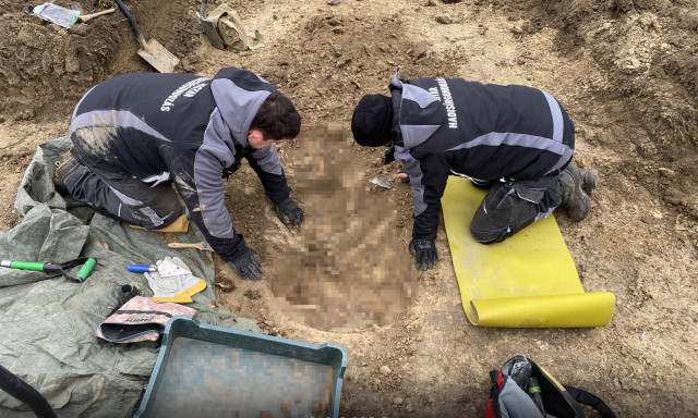 A m&aacute;sodik vil&aacute;gh&aacute;bor&uacute;ban elesett katona maradv&aacute;nyait t&aacute;rt&aacute;k fel Kecskem&eacute;ten
