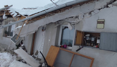 A h&oacute; s&uacute;lya alatt omlott be egy csal&aacute;di h&aacute;z tetőzete Akaszt&oacute;n - VIDE&Oacute;