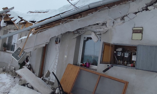 A h&oacute; s&uacute;lya alatt omlott be egy csal&aacute;di h&aacute;z tetőzete Akaszt&oacute;n - VIDE&Oacute;