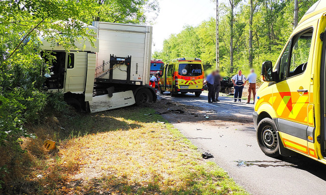 Kamion &eacute;s szem&eacute;lyaut&oacute; &uuml;tk&ouml;z&ouml;tt &ouml;ssze Bugac k&uuml;lter&uuml;let&eacute;n