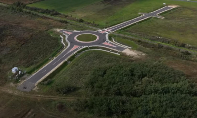J&oacute; f&eacute;lmilli&aacute;rdb&oacute;l &eacute;p&uuml;lt egy semmibe sem vezető k&ouml;rforgalom Zalaegerszegn&eacute;l