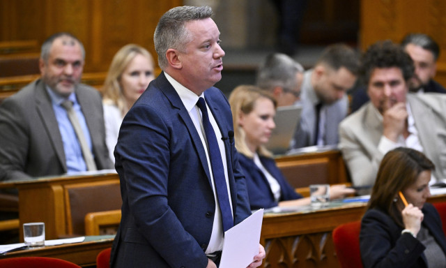 P&oacute;sfai G&aacute;bor kiz&aacute;rn&aacute; a politikusokat a sportszervezetek &eacute;l&eacute;ről