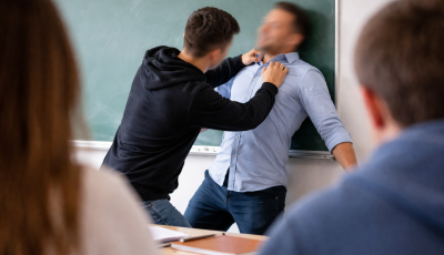 &Ouml;k&ouml;llel t&aacute;madt tan&aacute;r&aacute;ra egy 16 &eacute;ves bajai fi&uacute;, mert az egyest adott neki