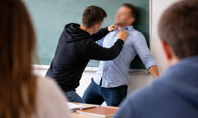 &Ouml;k&ouml;llel t&aacute;madt tan&aacute;r&aacute;ra egy 16 &eacute;ves bajai fi&uacute;, mert az egyest adott neki