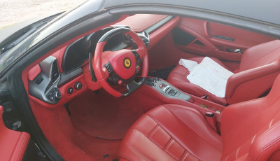K&ouml;r&ouml;z&ouml;tt Ferrari Spidert fogtak a hat&aacute;r k&ouml;zel&eacute;ben