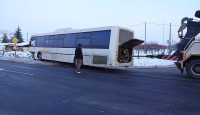 Aut&oacute;busz &eacute;s szem&eacute;lyg&eacute;pkocsi &uuml;tk&ouml;z&ouml;tt &ouml;ssze az 54-es fő&uacute;ton