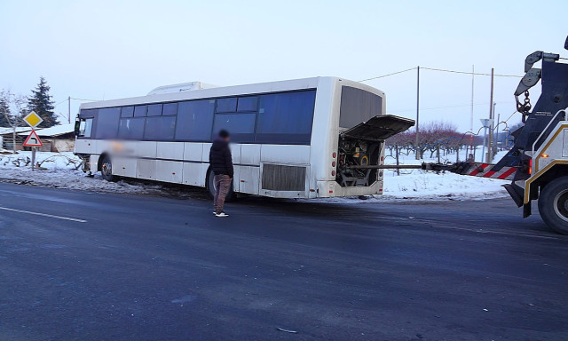 Aut&oacute;busz &eacute;s szem&eacute;lyg&eacute;pkocsi &uuml;tk&ouml;z&ouml;tt &ouml;ssze az 54-es fő&uacute;ton