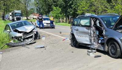 H&aacute;rom aut&oacute; ment egym&aacute;snak a 44-es fő&uacute;ton