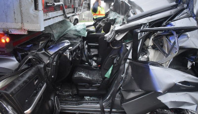 K&eacute;t kamion &eacute;s egy szem&eacute;lyaut&oacute; &uuml;tk&ouml;z&ouml;tt &ouml;ssze az M5-&ouml;s aut&oacute;p&aacute;ly&aacute;n