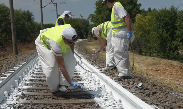 Feh&eacute;rre m&aacute;zolt s&iacute;neket kezdett el bevetni a M&Aacute;V a hős&eacute;g ellen