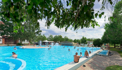 Hi&aacute;ba tombol a k&aacute;nikula: id&eacute;n sem nyitnak ki a Kecskem&eacute;ti Sz&eacute;kt&oacute;i Strand &oacute;ri&aacute;scs&uacute;szd&aacute;i