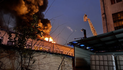 Egy csarnokban keletkezett tűz Kecskem&eacute;t k&uuml;lter&uuml;let&eacute;n