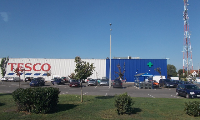 Ennyivel emel b&eacute;reket a Tesco, a Penny, az Auchan &eacute;s az Aldi