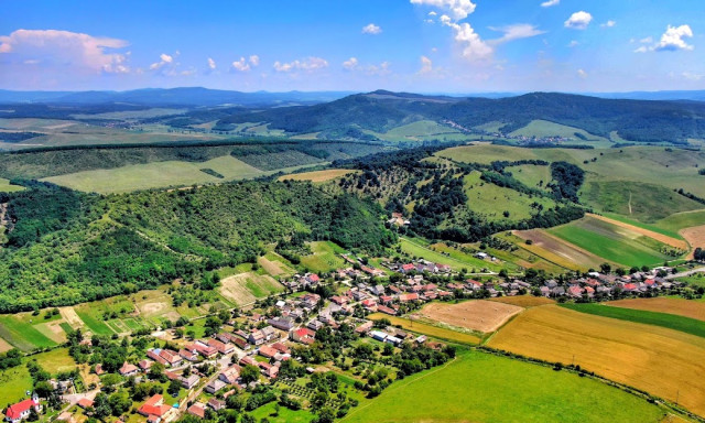 Felh&iacute;v&aacute;s tett ki egy n&oacute;gr&aacute;di falu, nem l&eacute;tes&iacute;thet n&aacute;luk &uacute;j lakc&iacute;met, aki b&uuml;ntetlen elő&eacute;letű