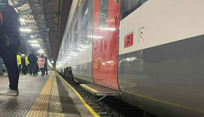 Meg kell emelni 25 centivel a Keleti peronjait 300 millióból, mert kiderült, hogy a kínai vonatokon nincs megfelelő lépcső