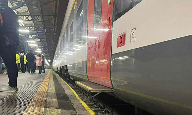 Meg kell emelni 25 centivel a Keleti peronjait 300 milli&oacute;b&oacute;l, mert kider&uuml;lt, hogy a k&iacute;nai vonatokon nincs megfelelő l&eacute;pcső