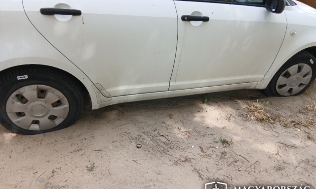 9 aut&oacute; gumij&aacute;t v&aacute;gta ki egy f&eacute;rfi Baj&aacute;n