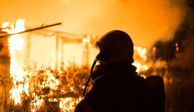 F&eacute;szer &eacute;gett Apostagon