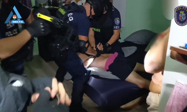 Kommand&oacute;sok csaptak le a fű&aacute;rus kiskunf&eacute;legyh&aacute;zi p&aacute;rosra - VIDE&Oacute;