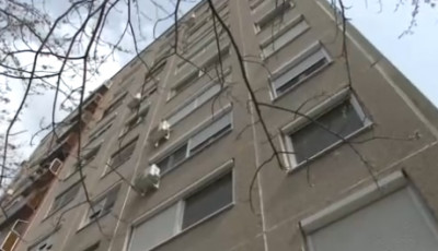 Egy kecskem&eacute;ti panelh&aacute;z negyedik emelet&eacute;ről zuhant ki egy m&aacute;sf&eacute;l &eacute;ves kisfi&uacute;