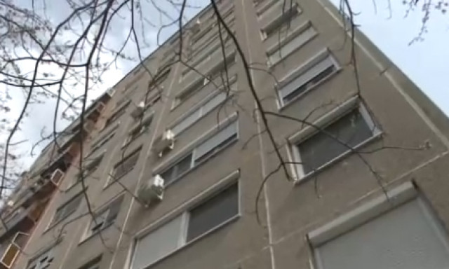 Egy kecskem&eacute;ti panelh&aacute;z negyedik emelet&eacute;ről zuhant ki egy m&aacute;sf&eacute;l &eacute;ves kisfi&uacute;