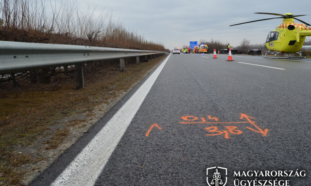 Egy ember &eacute;let&eacute;be ker&uuml;lt, hogy a sofőr elaludt az aut&oacute;p&aacute;ly&aacute;n